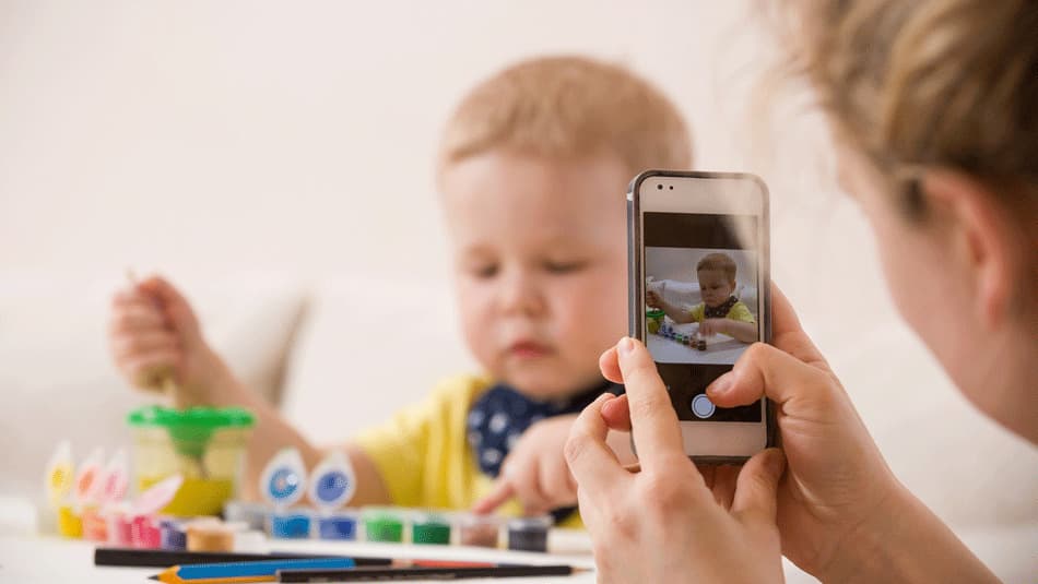 Genitori: le pubblicazioni delle foto dei minori sui social network