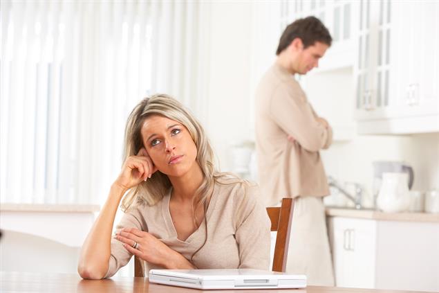 C’è un risarcimento danno perché la moglie prolunga la causa di divorzio con il marito?