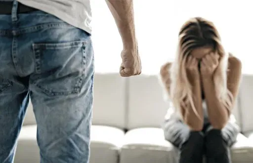 Corte di Cassazione: una condotta di violenza è causa di addebito della separazione